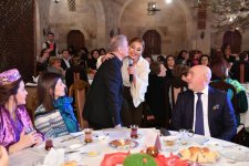 Праздник Новруз, юбилей и кялагаи: красочный вечер в Баку с участием знаменитостей (ФОТО)