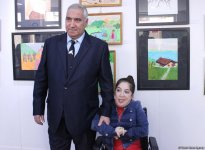 Это невероятно! Азербайджанская художница, которая рисует ногами (ФОТО)