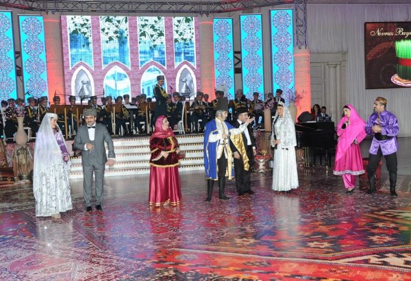 Звезды оперы и эстрады поздравили военнослужащих с праздником Новруз красочным спектаклем "Аршин мал алан" (ФОТО)