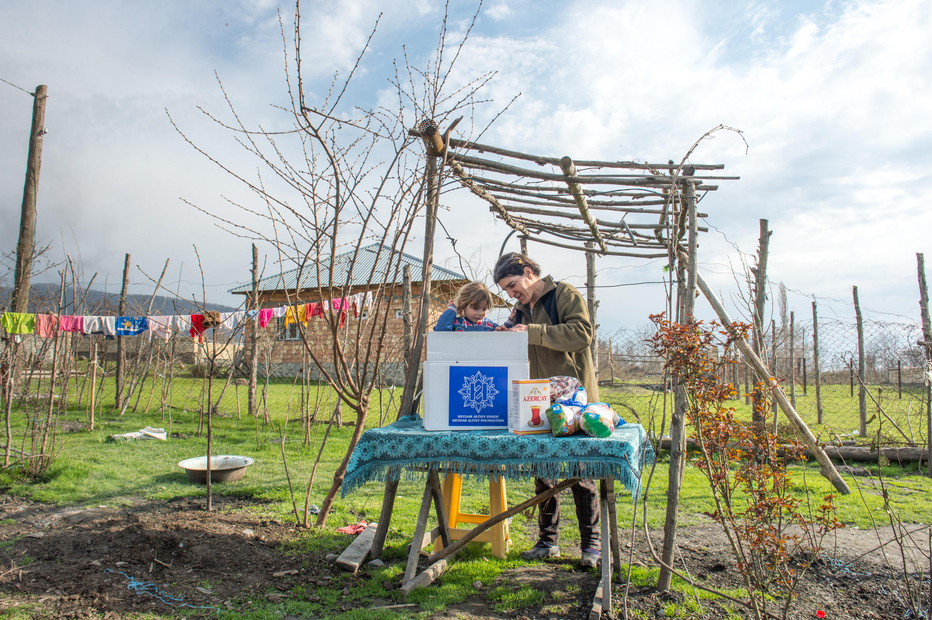 По инициативе Фонда Гейдара Алиева малообеспеченным семьям раздаются праздничные подарки (ФОТО)