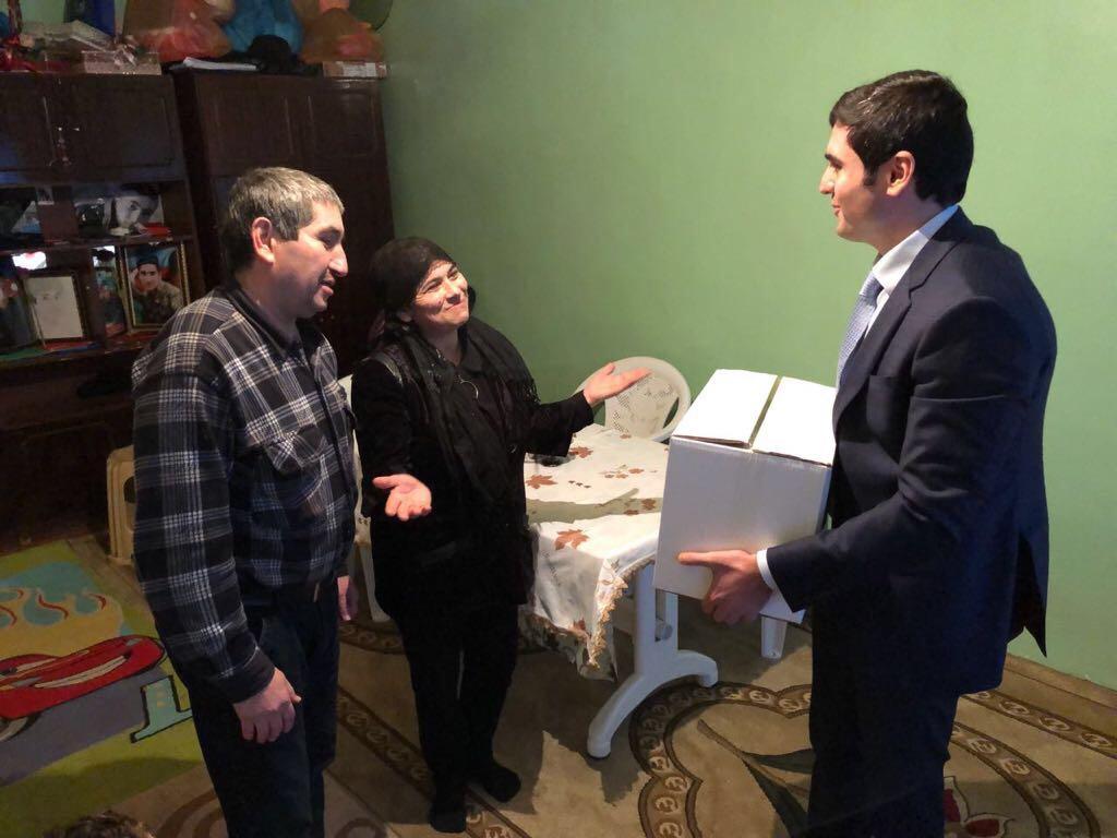По инициативе Фонда Гейдара Алиева малообеспеченным семьям раздаются праздничные подарки (ФОТО)
