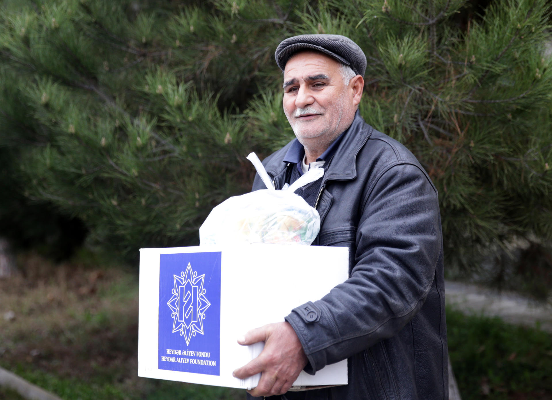 По инициативе Фонда Гейдара Алиева малообеспеченным семьям раздаются праздничные подарки (ФОТО)