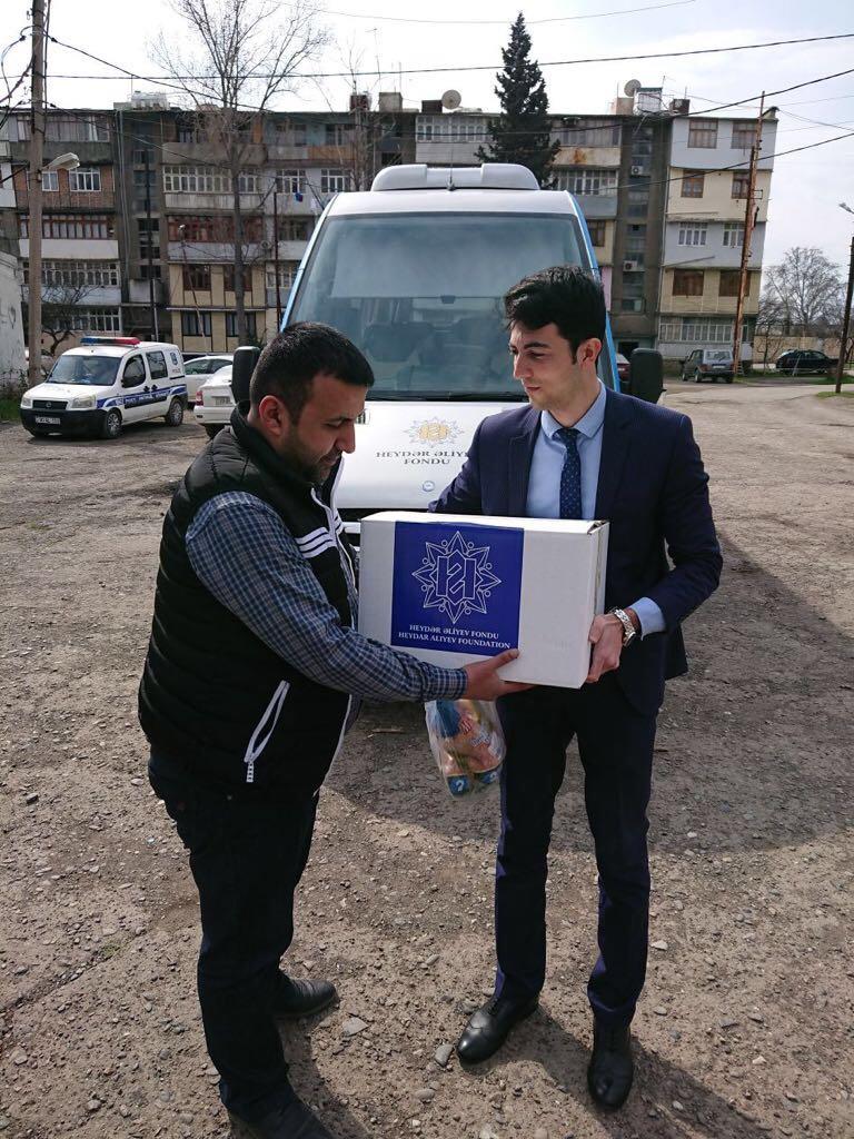 По инициативе Фонда Гейдара Алиева малообеспеченным семьям раздаются праздничные подарки (ФОТО)