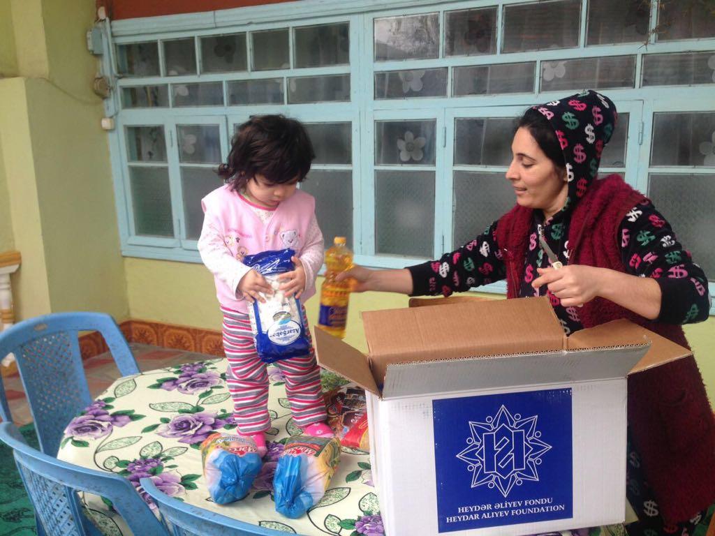 По инициативе Фонда Гейдара Алиева малообеспеченным семьям раздаются праздничные подарки (ФОТО)