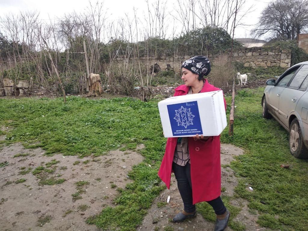 По инициативе Фонда Гейдара Алиева малообеспеченным семьям раздаются праздничные подарки (ФОТО)