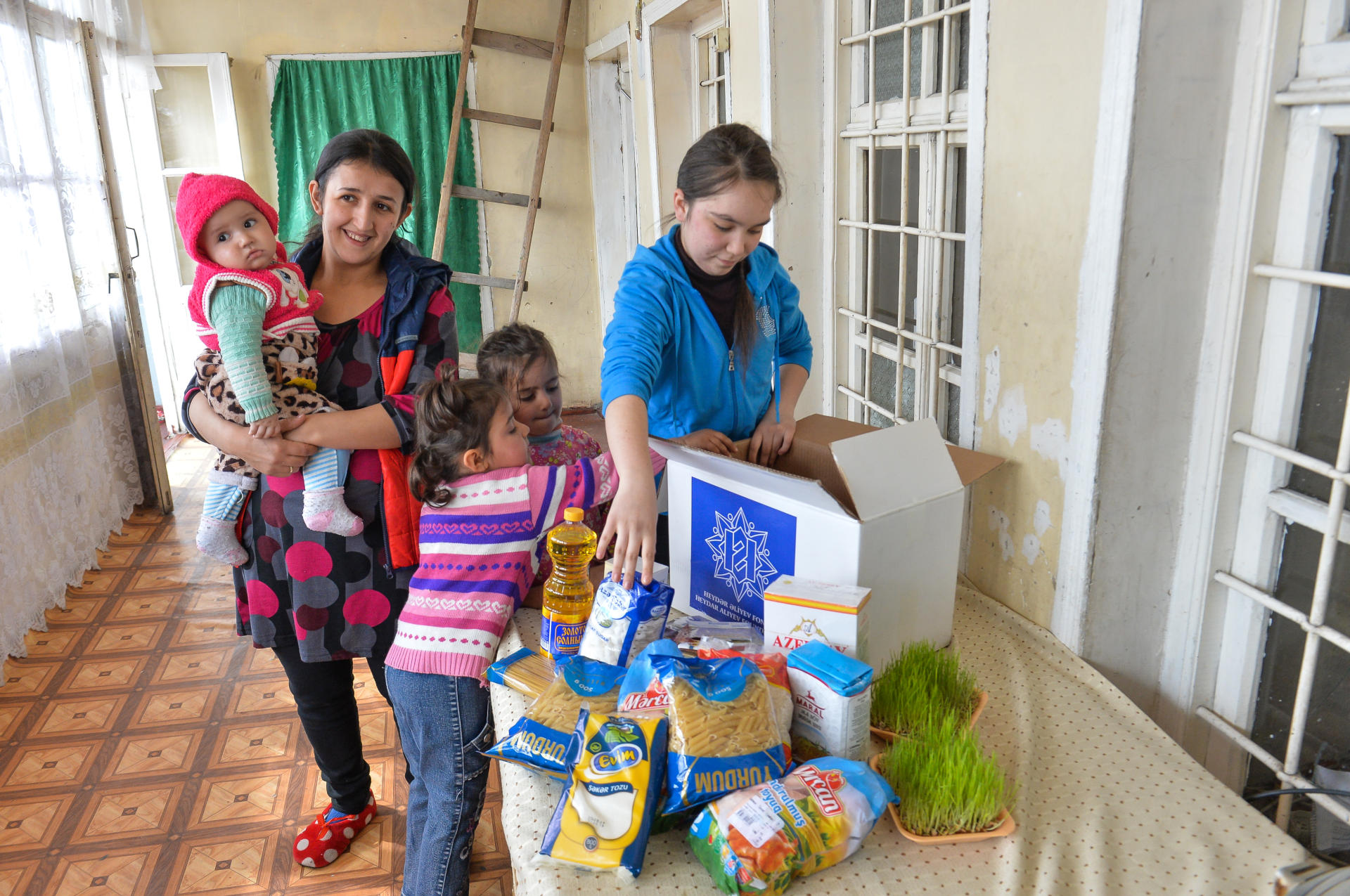 По инициативе Фонда Гейдара Алиева малообеспеченным семьям раздаются праздничные подарки (ФОТО)