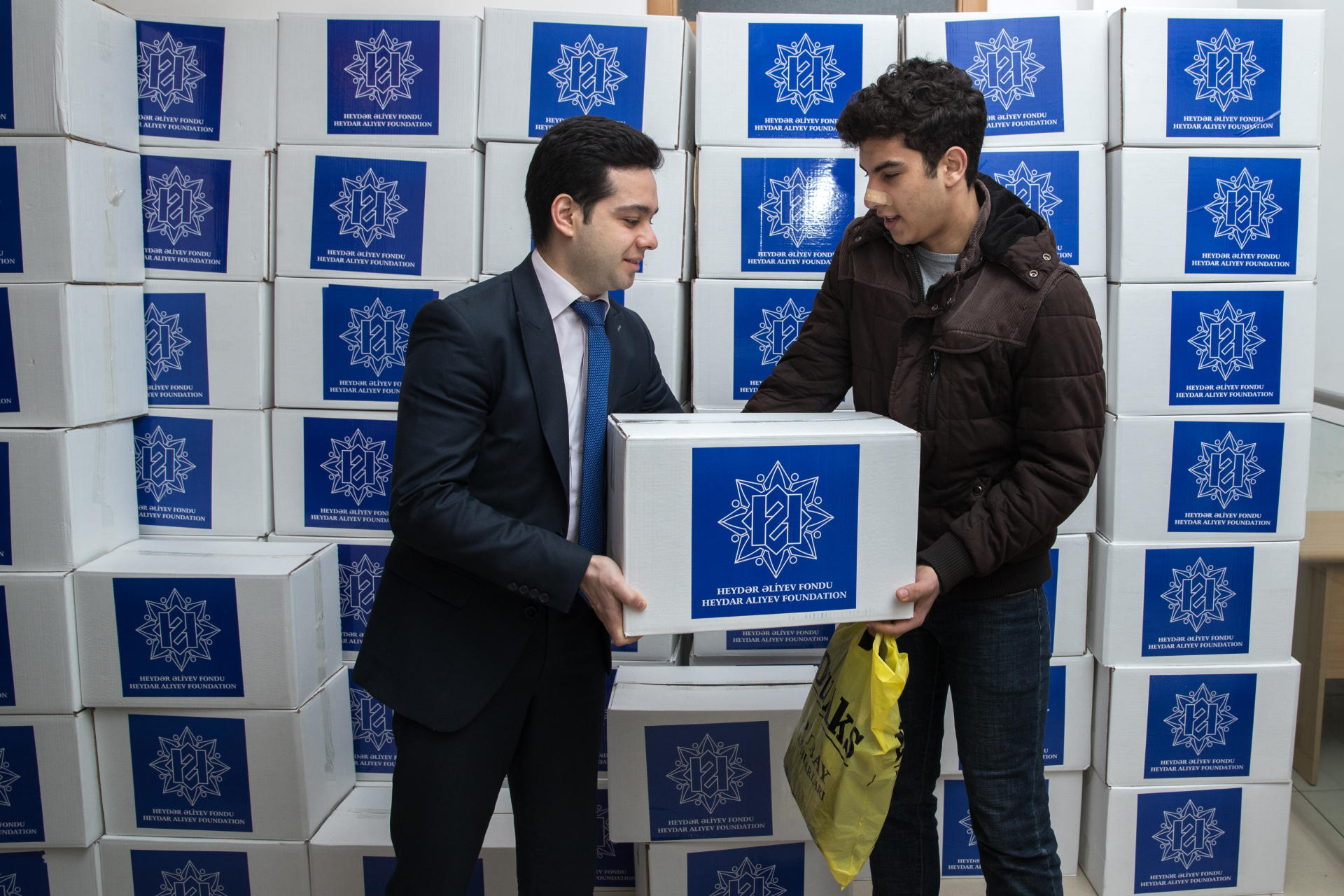 По инициативе Фонда Гейдара Алиева малообеспеченным семьям раздаются праздничные подарки (ФОТО)