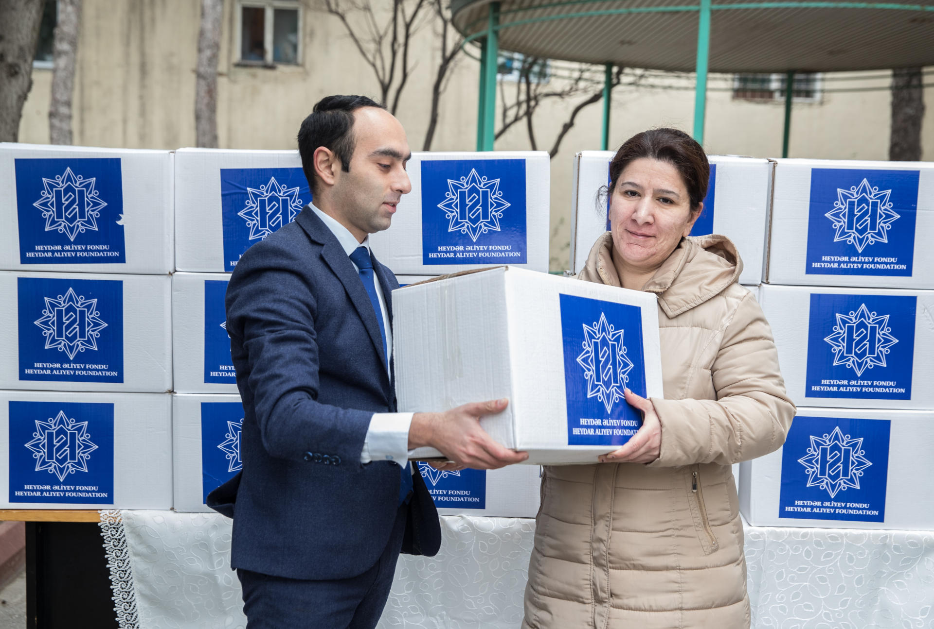 По инициативе Фонда Гейдара Алиева малообеспеченным семьям раздаются праздничные подарки (ФОТО)