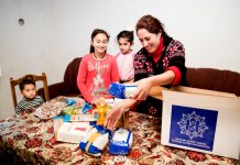 По инициативе Фонда Гейдара Алиева малообеспеченным семьям раздаются праздничные подарки (ФОТО)