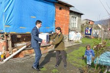 По инициативе Фонда Гейдара Алиева малообеспеченным семьям раздаются праздничные подарки (ФОТО)