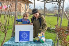 По инициативе Фонда Гейдара Алиева малообеспеченным семьям раздаются праздничные подарки (ФОТО)