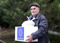 По инициативе Фонда Гейдара Алиева малообеспеченным семьям раздаются праздничные подарки (ФОТО)