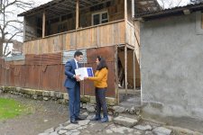 По инициативе Фонда Гейдара Алиева малообеспеченным семьям раздаются праздничные подарки (ФОТО)