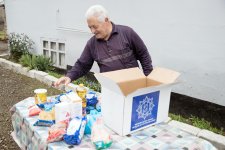 По инициативе Фонда Гейдара Алиева малообеспеченным семьям раздаются праздничные подарки (ФОТО)