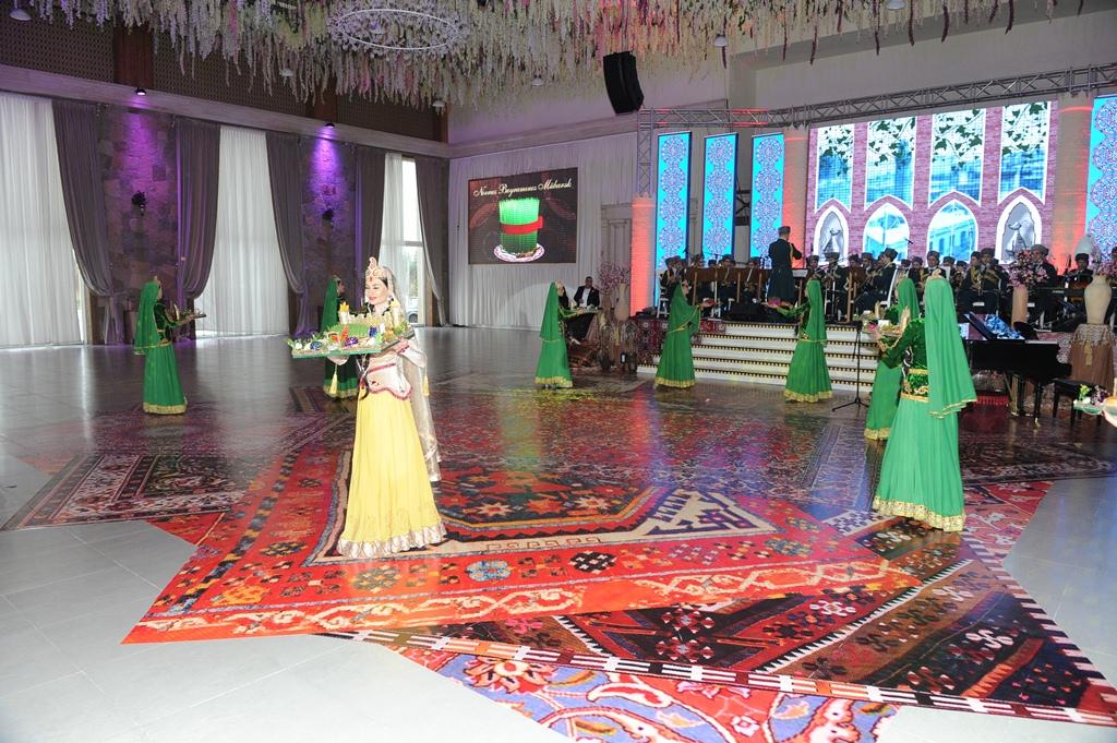 Звезды оперы и эстрады поздравили военнослужащих с праздником Новруз красочным спектаклем "Аршин мал алан" (ФОТО)