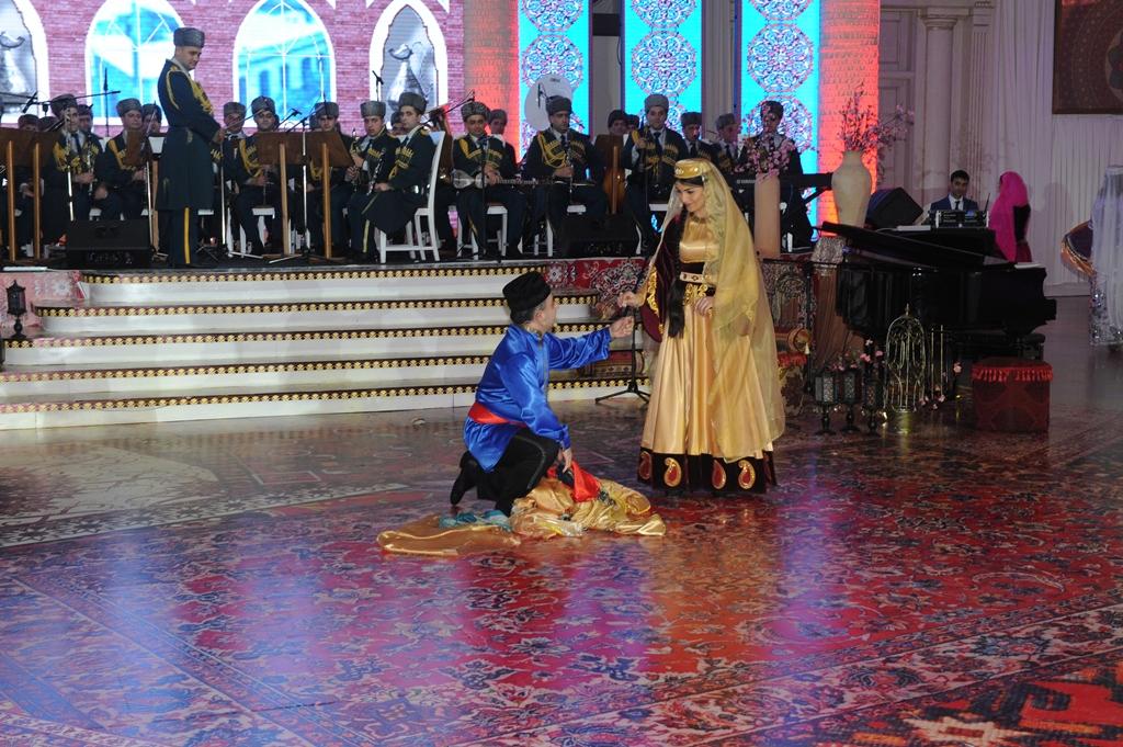 Звезды оперы и эстрады поздравили военнослужащих с праздником Новруз красочным спектаклем "Аршин мал алан" (ФОТО)