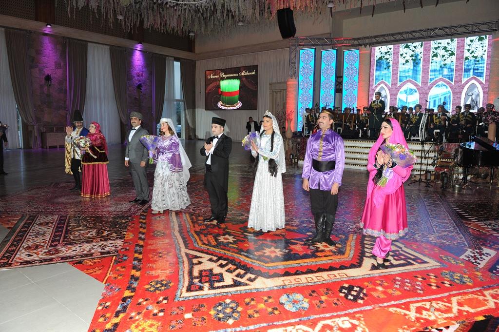 Звезды оперы и эстрады поздравили военнослужащих с праздником Новруз красочным спектаклем "Аршин мал алан" (ФОТО)