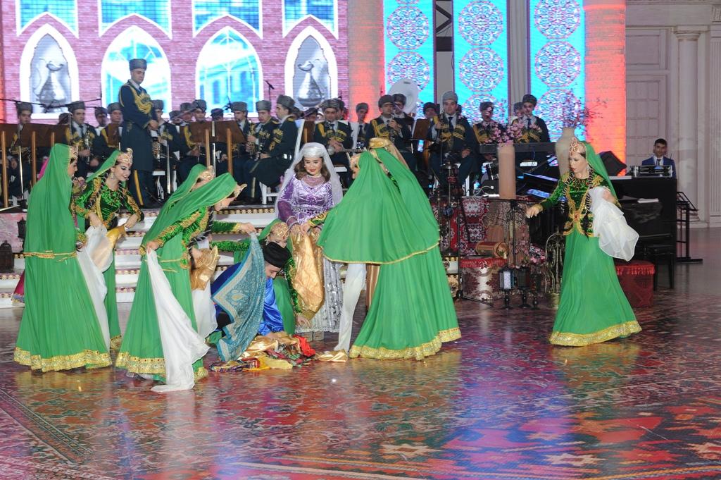 Звезды оперы и эстрады поздравили военнослужащих с праздником Новруз красочным спектаклем "Аршин мал алан" (ФОТО)