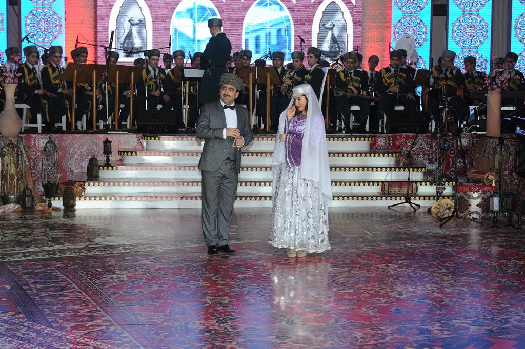 Звезды оперы и эстрады поздравили военнослужащих с праздником Новруз красочным спектаклем "Аршин мал алан" (ФОТО)