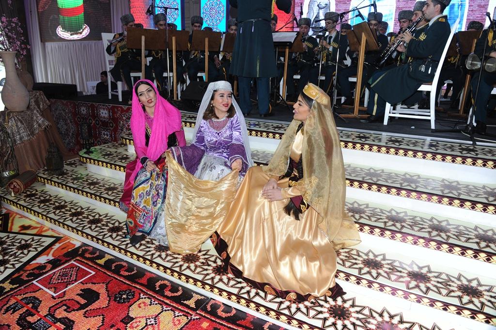 Звезды оперы и эстрады поздравили военнослужащих с праздником Новруз красочным спектаклем "Аршин мал алан" (ФОТО)