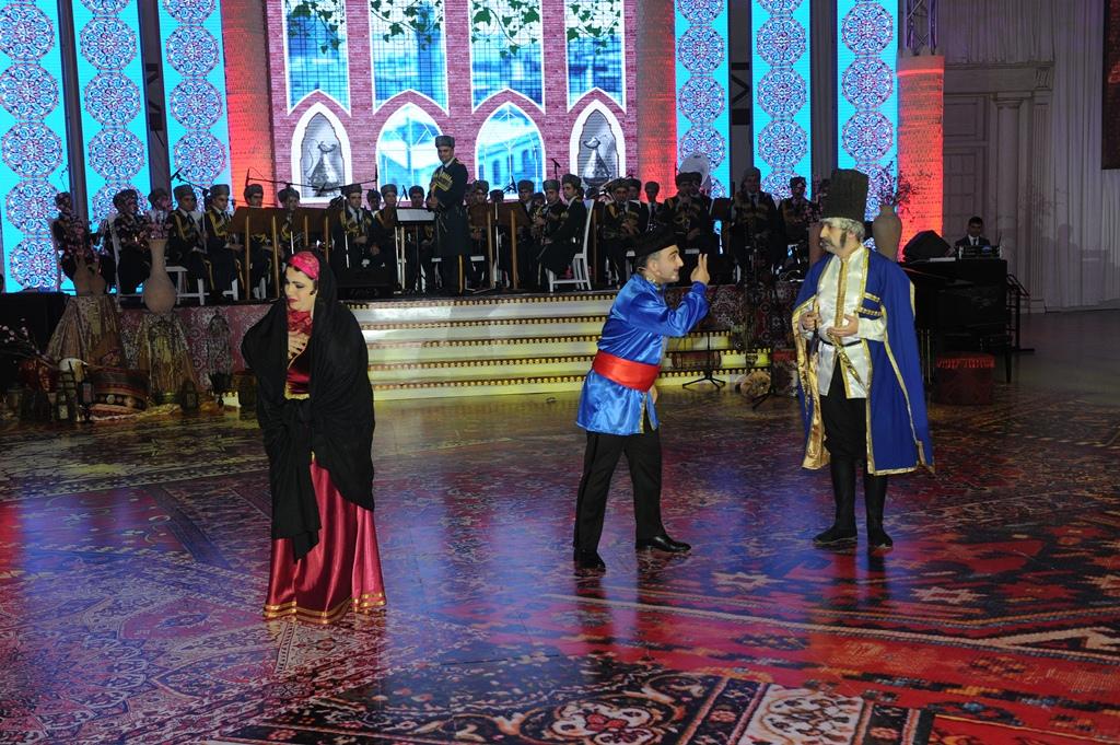 Звезды оперы и эстрады поздравили военнослужащих с праздником Новруз красочным спектаклем "Аршин мал алан" (ФОТО)