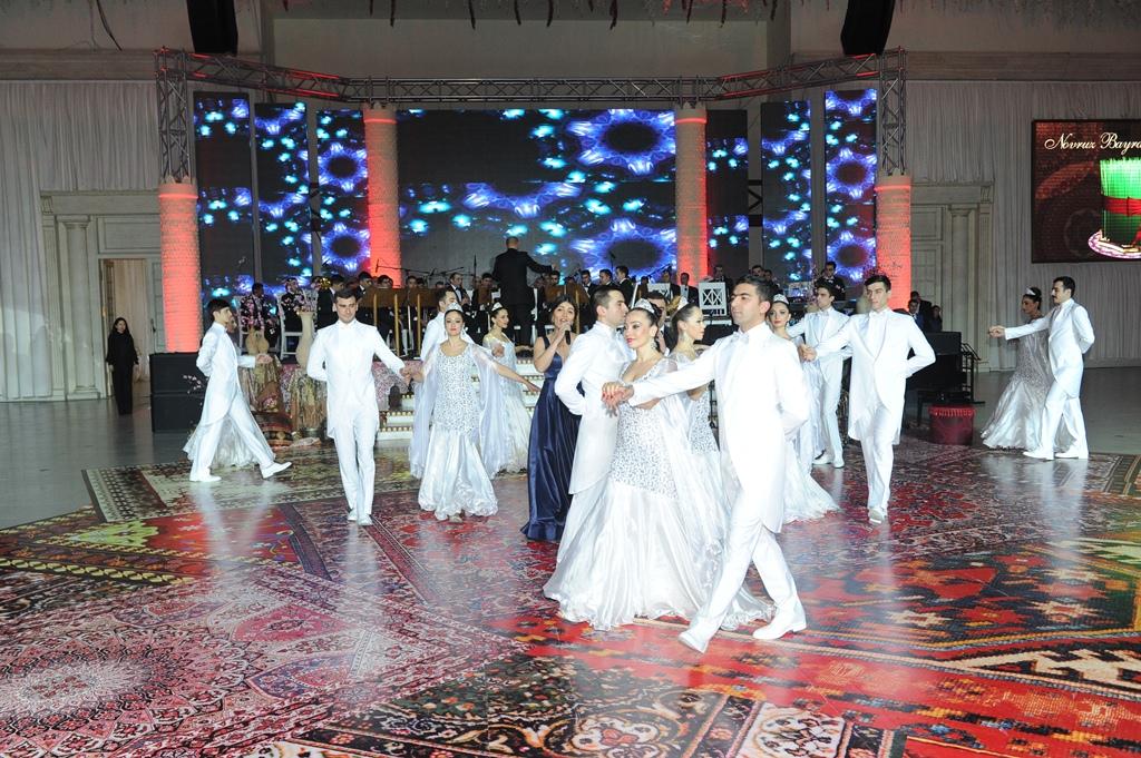 Звезды оперы и эстрады поздравили военнослужащих с праздником Новруз красочным спектаклем "Аршин мал алан" (ФОТО)