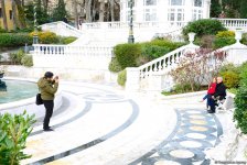 Туристы в Баку отмечают праздник Новруз (ФОТО)