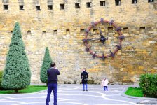 Туристы в Баку отмечают праздник Новруз (ФОТО)