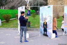 Туристы в Баку отмечают праздник Новруз (ФОТО)