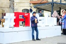 Туристы в Баку отмечают праздник Новруз (ФОТО)