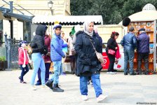 Туристы в Баку отмечают праздник Новруз (ФОТО)