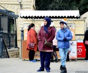 Туристы в Баку отмечают праздник Новруз (ФОТО)