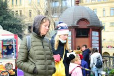 Туристы в Баку отмечают праздник Новруз (ФОТО)