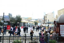 Туристы в Баку отмечают праздник Новруз (ФОТО)