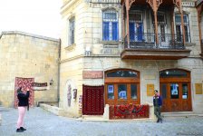 Туристы в Баку отмечают праздник Новруз (ФОТО)