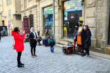 Туристы в Баку отмечают праздник Новруз (ФОТО)