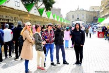 Туристы в Баку отмечают праздник Новруз (ФОТО)