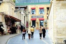 Туристы в Баку отмечают праздник Новруз (ФОТО)