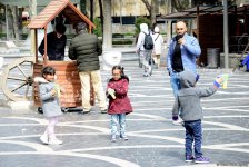 Туристы в Баку отмечают праздник Новруз (ФОТО)