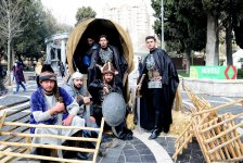 Туристы в Баку отмечают праздник Новруз (ФОТО)