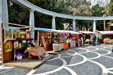 Туристы в Баку отмечают праздник Новруз (ФОТО)