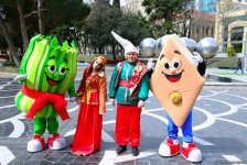 Туристы в Баку отмечают праздник Новруз (ФОТО)