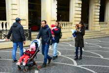 Туристы в Баку отмечают праздник Новруз (ФОТО)