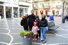 Туристы в Баку отмечают праздник Новруз (ФОТО)