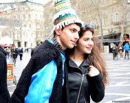 Туристы в Баку отмечают праздник Новруз (ФОТО)