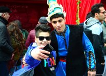 Туристы в Баку отмечают праздник Новруз (ФОТО)