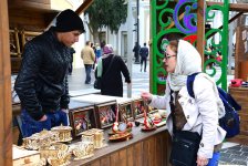 Туристы в Баку отмечают праздник Новруз (ФОТО)