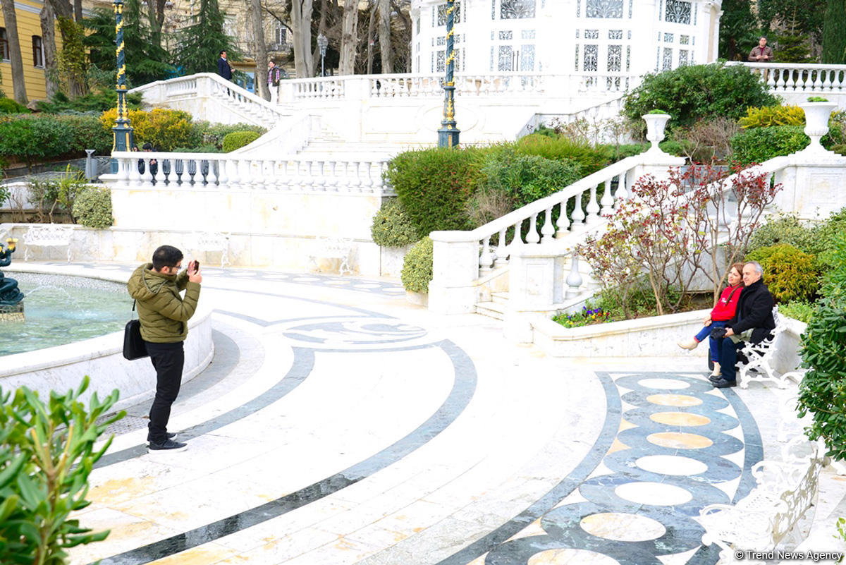 Туристы в Баку отмечают праздник Новруз (ФОТО)