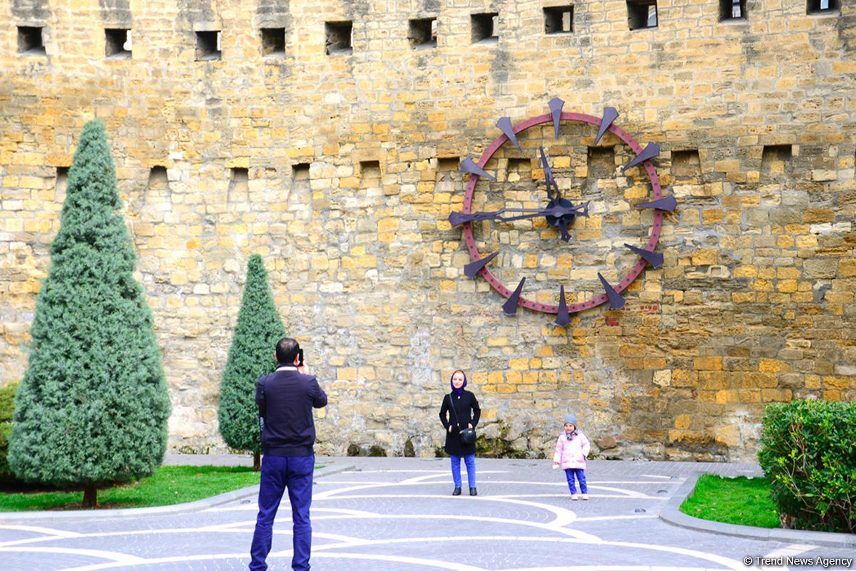 Туристы в Баку отмечают праздник Новруз (ФОТО)
