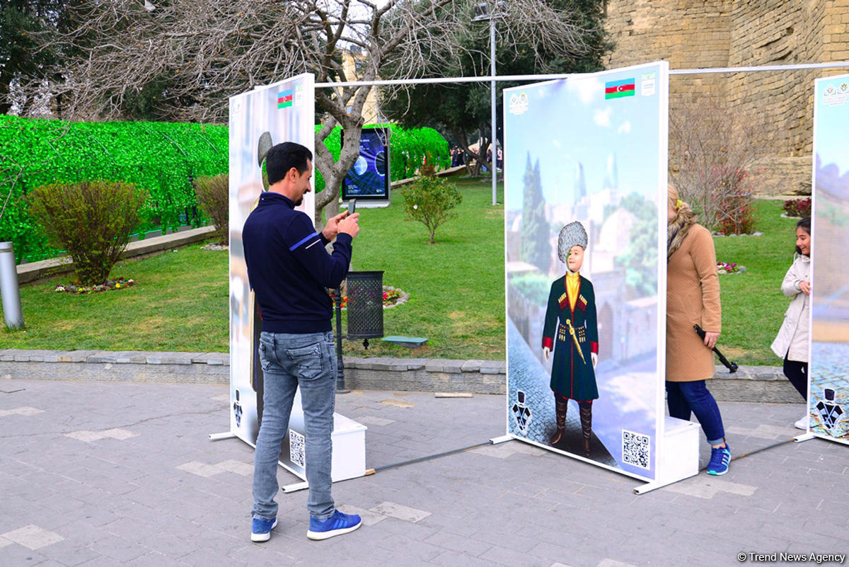 Туристы в Баку отмечают праздник Новруз (ФОТО)